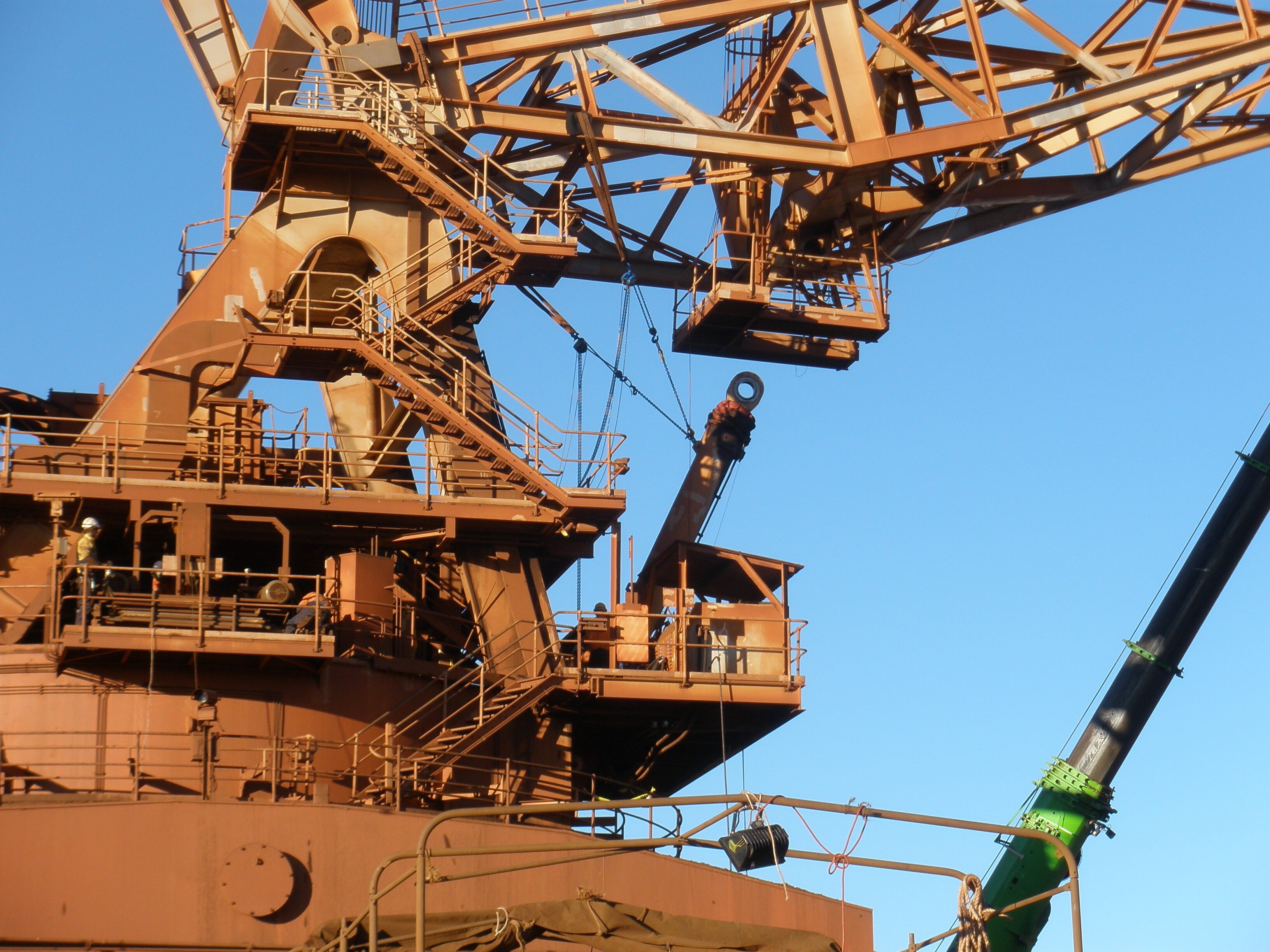 Major maintenance involving luff cylinder replacement on balanced machine equipment for improved asset reliability in Western Australia.