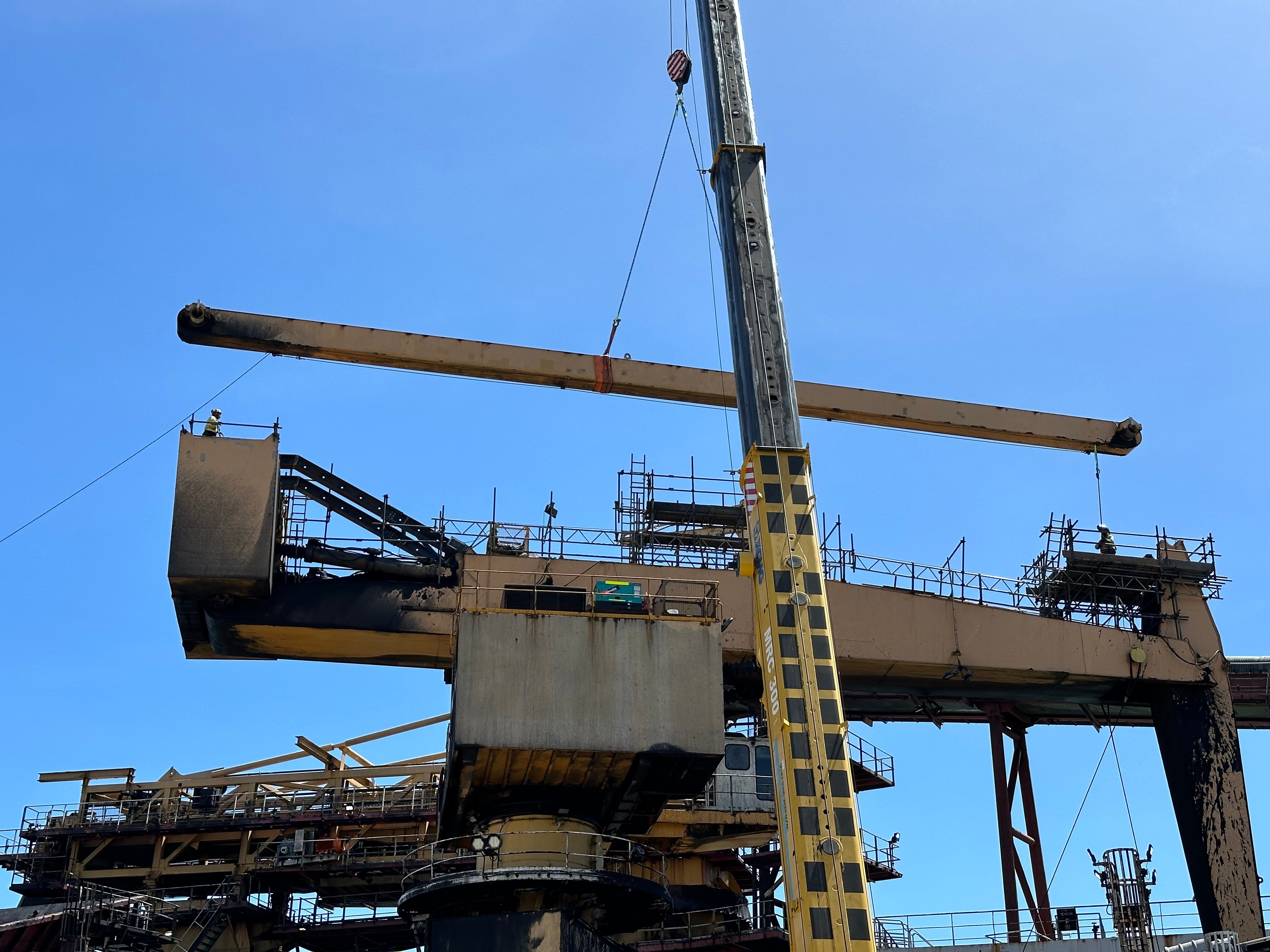 Structural design and installation of a strut on a ecrane between counterweight and boom for the facilitation of a connection rod replacement to improve operational safety and equipment protection in industrial environments.